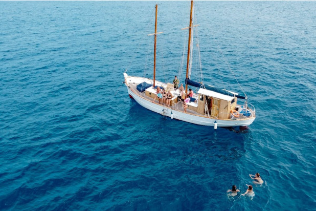 Salida Privada en Barco con Cata de Vino (Palamós, Girona)