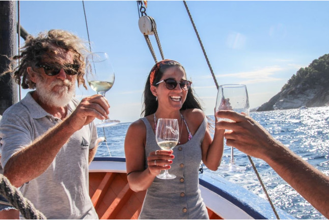 Salida Privada en Barco con Cata de Vino (Palamós, Girona)