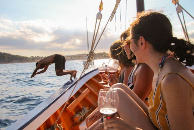 Salida Privada en Barco con Cata de Vino (Palamós, Girona)