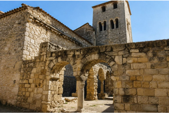Visita a la Bodega El Jardí dels Sentits y Cata de Vinos en un Claustro Románico Milenario para dos (Sant Sebastià dels Gorgs, Barcelona)