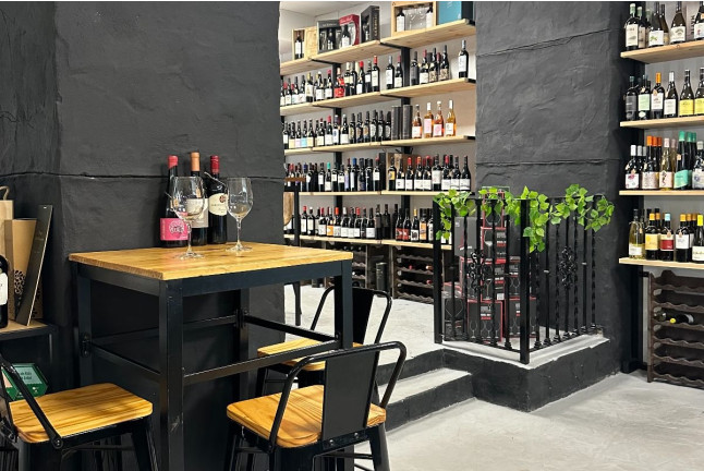 Cata de Vinos con Maridaje de Tapas en Vinópatas (Sevilla)