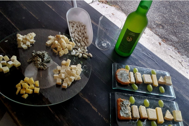 Degustación de Quesos y Cata de Vinos para dos en La Cuevona de Guitiriz (Guitiriz, Lugo)