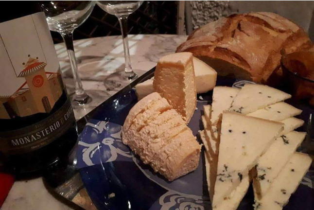 Degustación de Quesos y Cata de Vinos para dos en La Cuevona de Guitiriz (Guitiriz, Lugo)