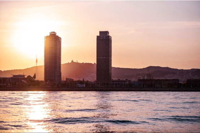Paseo en Catamarán al Atardecer con Tapa y Bebida por la Costa de Barcelona (Barcelona)