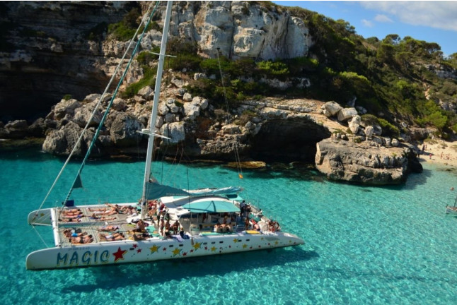 Paseo en Catamarán al Atardecer con Aperitivo y Bebida (Mallorca)