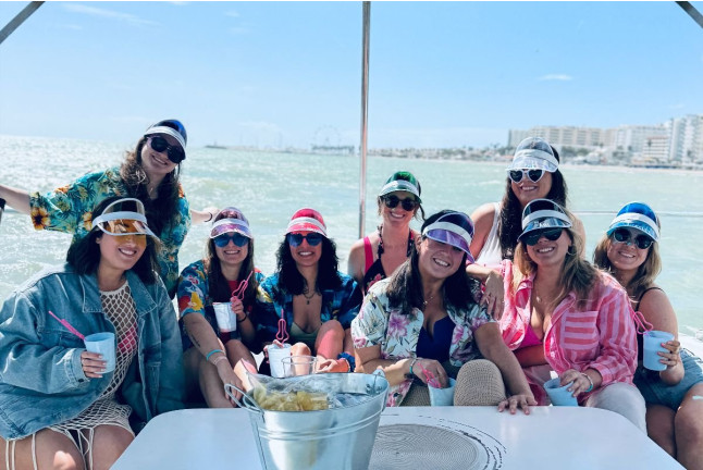 Salida en Catamarán con Degustación de Tapas Españolas, Actividades y Avistamiento de Delfines (Benalmádena, Málaga)