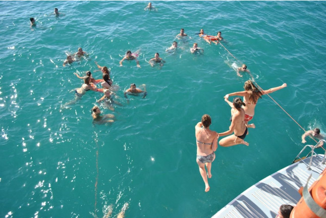 Paseo en Catamarán hacia Cova Tallada y Opción a Parada de Baño (Denia, Alicante)