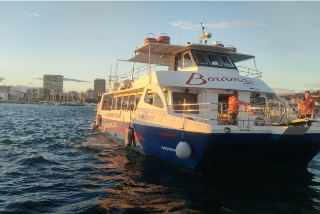 Paseo en Catamarán hacia Cova Tallada y Opción a Parada de Baño (Denia, Alicante)