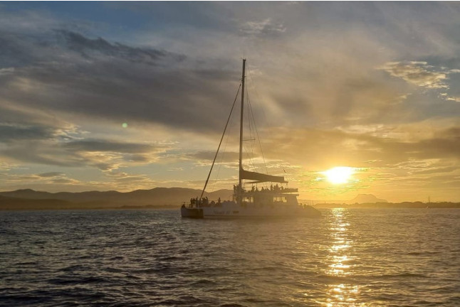 Paseo en Catamarán hacia Cova Tallada y Opción a Parada de Baño (Denia, Alicante)