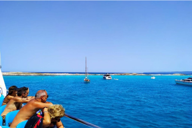Paseo en Catamarán y Comida con Paradas para Nadar en Cala Saona e Illetas (Formentera)