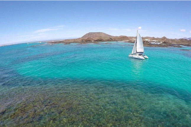 Excursión en Catamarán a la Isla de Lobos con Baño y Comida (Fuerteventura)