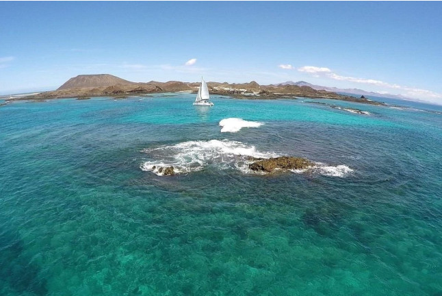 Excursión en Catamarán a la Isla de Lobos con Baño y Comida (Fuerteventura)