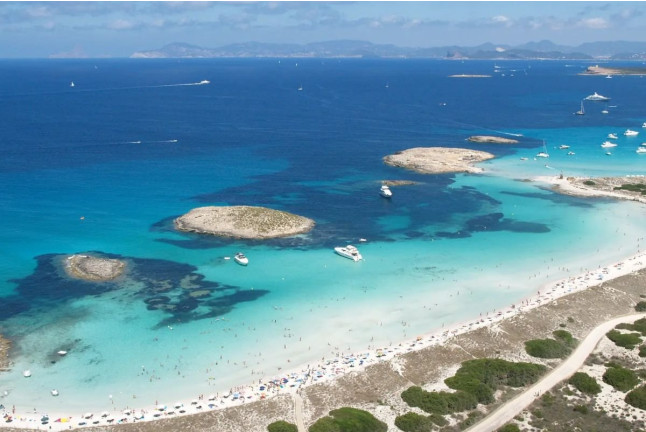 Excursión en Catamarán a la Playa de Ses Illetes con Baño y Bebidas (Mallorca)