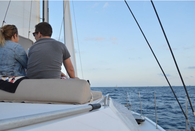 Paseo en Velero con Cava y Aperitivo para ver la Puesta de Sol (Barcelona)