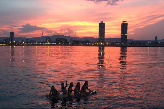 Paseo en Velero con Cava y Aperitivo para ver la Puesta de Sol (Barcelona)