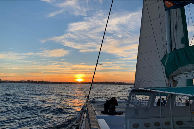 Puesta de Sol en Catamarán con Copa de Cava (Valencia)