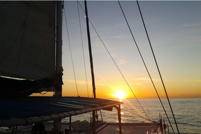 Puesta de Sol en Catamarán con Copa de Cava (Valencia)