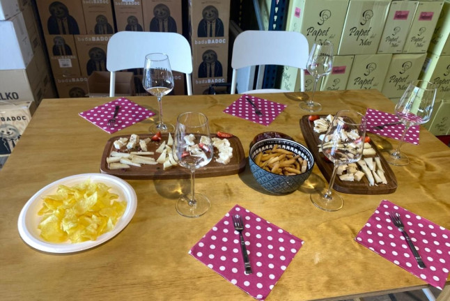 Cata de Cavas y Vinos con Aperitivo y Maridaje de Quesos opcional para dos en Papet del Mas (Font-Rubí, Barcelona)