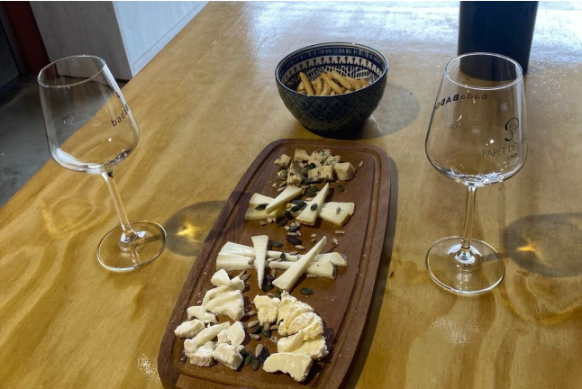 Cata de Cavas y Vinos con Aperitivo y Maridaje de Quesos opcional para dos en Papet del Mas (Font-Rubí, Barcelona)