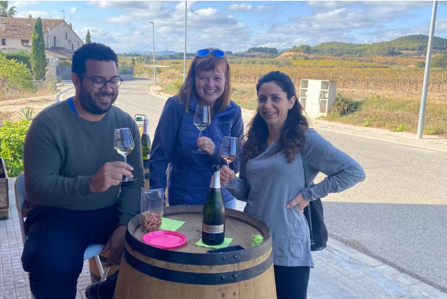 Cata de Cavas y Vinos con Aperitivo y Maridaje de Quesos opcional para dos en Papet del Mas (Font-Rubí, Barcelona)