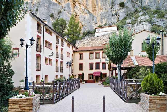 Circuito Termal, Masaje y Comida o Cena en Hotel Balneario de La Virgen (Jaraba, Zaragoza)