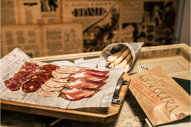 Comida o Cena para dos en Librería Centenaria Espai Quera: Llibres i Platillos (Barcelona)
