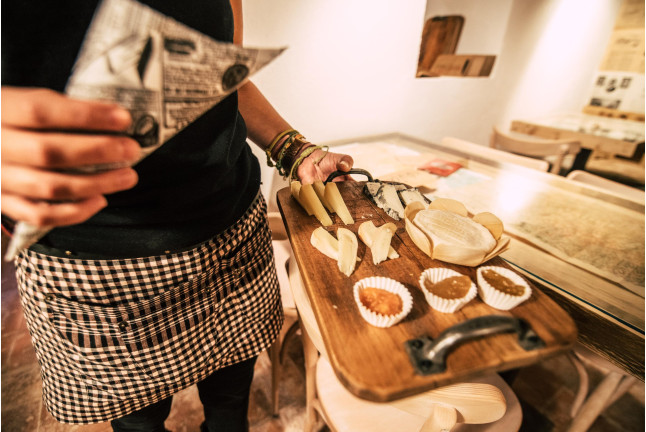 Comida o Cena para dos en Librería Centenaria Espai Quera: Llibres i Platillos (Barcelona)