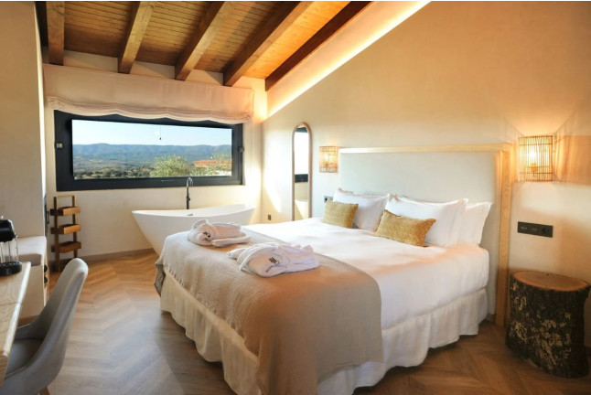 Escapada de 2 Noches con Spa, Cena, Botella de Cava y Bombones en Habitat Cigüeña Negra (Valverde del Fresno, Cáceres)