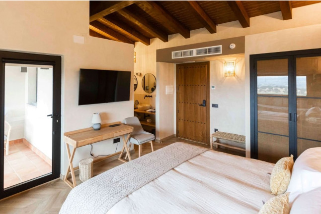 Escapada de 2 Noches con Spa, Cena, Botella de Cava y Bombones en Habitat Cigüeña Negra (Valverde del Fresno, Cáceres)