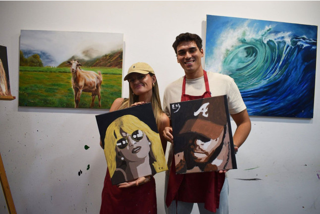 Sesión Art & Wine: Taller de Retratos Personalizados con Vino Ilimitado (Madrid)
