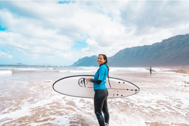 Clase de Surf Grupal con Fotos (Lanzarote) 