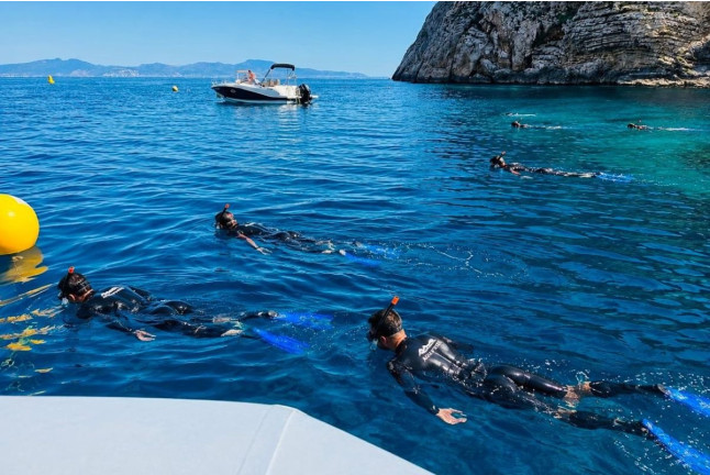 Tour en Barca con Coasteering, Snorkel en Cova de la Sal, Pícnic y Vídeo (L'Escala, Girona)