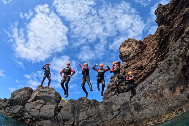 Tour en Barca con Coasteering, Snorkel en Cova de la Sal, Pícnic y Vídeo (L'Escala, Girona)