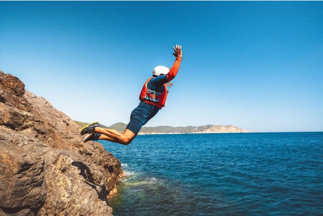 Coasteering: Natación en el Mar, Escalada en Roca y Saltos al Agua (Es Figueral, Ibiza)