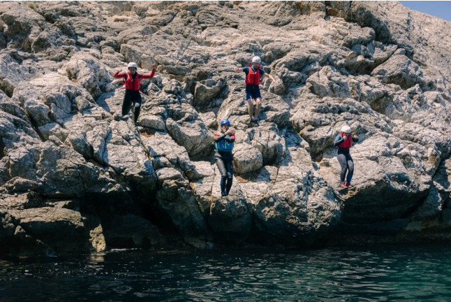 Coasteering: Natación en el Mar, Escalada en Roca y Saltos al Agua (Es Figueral, Ibiza)
