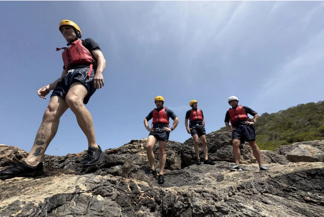Coasteering: Natación en el Mar, Escalada en Roca y Saltos al Agua (Es Figueral, Ibiza)