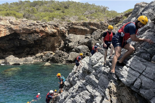 Coasteering: Natación en el Mar, Escalada en Roca y Saltos al Agua (Es Figueral, Ibiza)