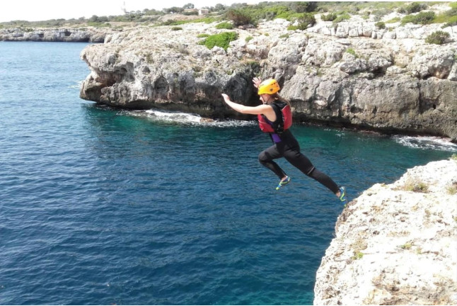 Coasteering Sur: Aventura de Saltos de Acantilado desde la Zona Sur (Paguera, Mallorca)