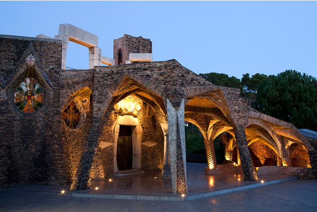 Entrada Colonia Güell y Cripta Gaudí (Santa Coloma de Cervelló, Barcelona)
