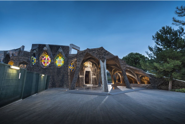 Entrada Colonia Güell y Cripta Gaudí (Santa Coloma de Cervelló, Barcelona)