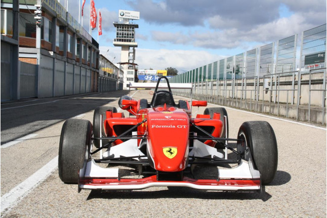 Piloto por un día en el Aeródromo Loring y Conducir un Formula 2.0 en Circuito de Jarama (Madrid)