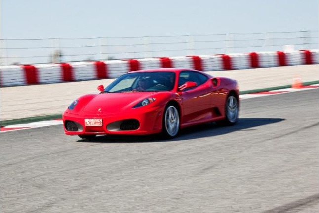 Conducir un Ferrari + Vuelta de reconocimiento (4 Circuitos Largos)