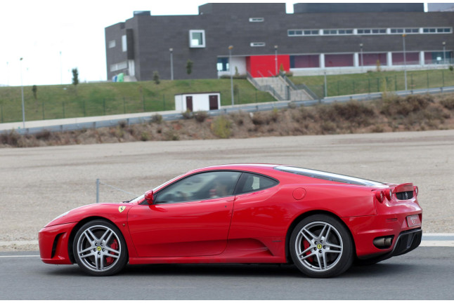 2 Vueltas en Ferrari + Vuelta de Reconocimiento en el Circuito de Jarama  (Madrid)