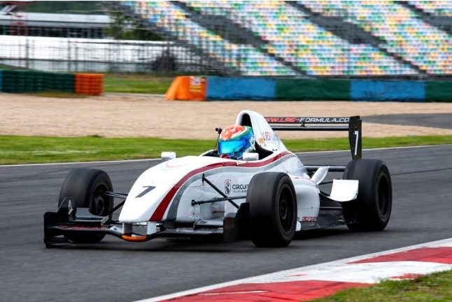 Conducir un Fórmula Renault y Copilotaje en Fórmula 1 Triplaza (Magny-Cours, Francia)