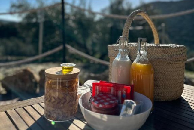 Escapada en Burbuja con Jacuzzi Privado y Cava en Cortijo Colomo Rural (Almedinilla, Córdoba)