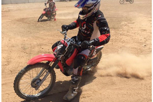 Curso DESDE CERO sobre Tierra: Curso de Conducción de una Moto HONDA CRF100 (Cheste, Valencia)