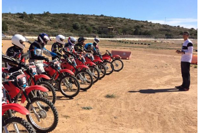 Curso DESDE CERO sobre Tierra: Curso de Conducción de una Moto HONDA CRF100 (Cheste, Valencia)