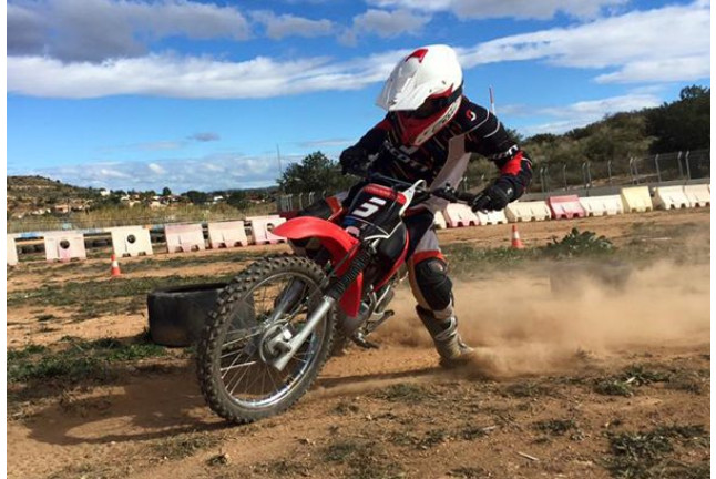 Curso DESDE CERO sobre Tierra: Curso de Conducción de una Moto HONDA CRF100 (Cheste, Valencia)