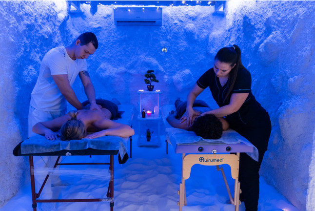 Experiencia romántica: Masaje y Acceso Privado a Cueva de Sal con Botella de Vino o Cava para dos en SalSana (Barcelona)