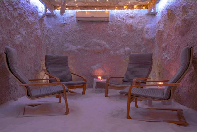 Experiencia romántica: Masaje y Acceso Privado a Cueva de Sal con Botella de Vino o Cava para dos en SalSana (Barcelona)